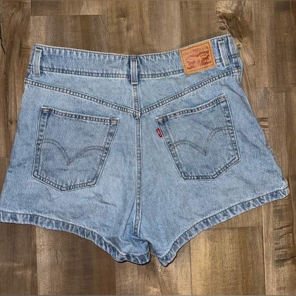Levi’s Womens High Waisted Mom Shorts Light Wash Denim Blue Size 32 - Picture 10 of 10